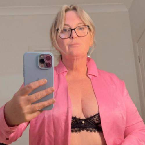 Ottawa cougar dating: Anna seeks genuine connections